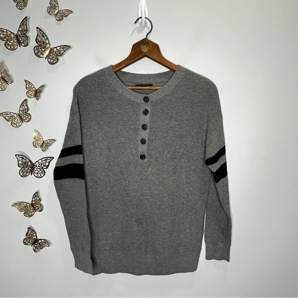 🦋🌙 AEO | Gray Sweater with Buttons and Striped Arm Bands - Picture 1 of 8